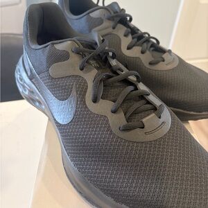 Nike Men's Charcoal Gray Sneakers